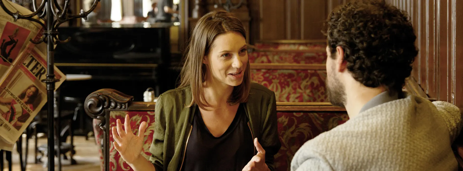 Café Sperl, O femeie și un bărbat iau micul dejun și stau de vorbă