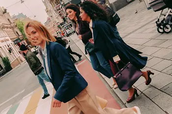 Walking, Mariahilfer Straße, Rainbow