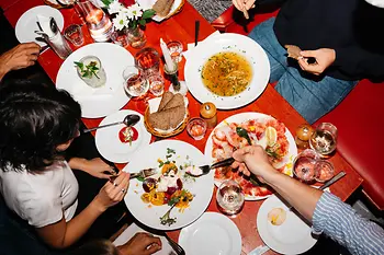 Several people are eating at the restaurant Zum Roten Bären