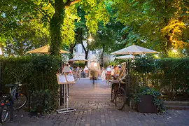 Evening atmosphere in the garden of the Cafè Diglas in the Schottenstift