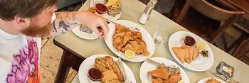 Due persone a un tavolo con numerose Wiener Schnitzel