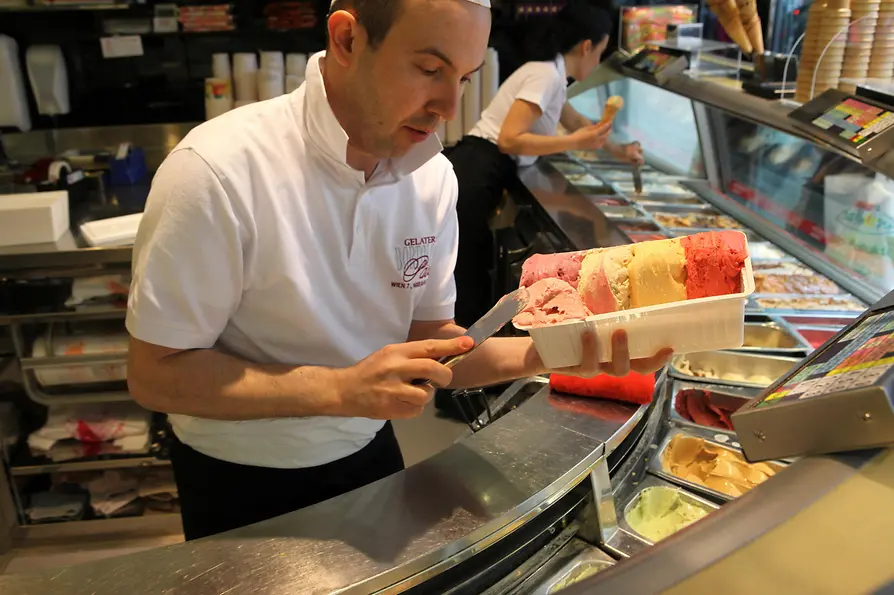 Paolo Bortolitti Eissalon Mariahilferstraße, Ice cream vendor preparing a large portion of ice cream